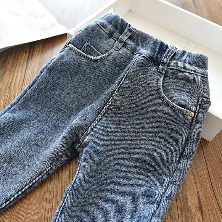 Calça infantil PeluciJeans - Forro térmico peluciado, jeans maleável, cintura elástica